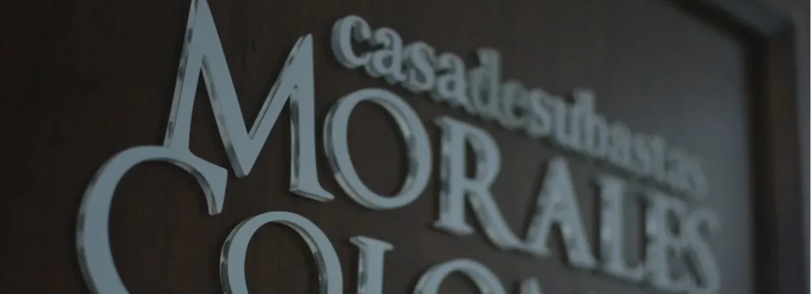 Cartel tallado de la casa